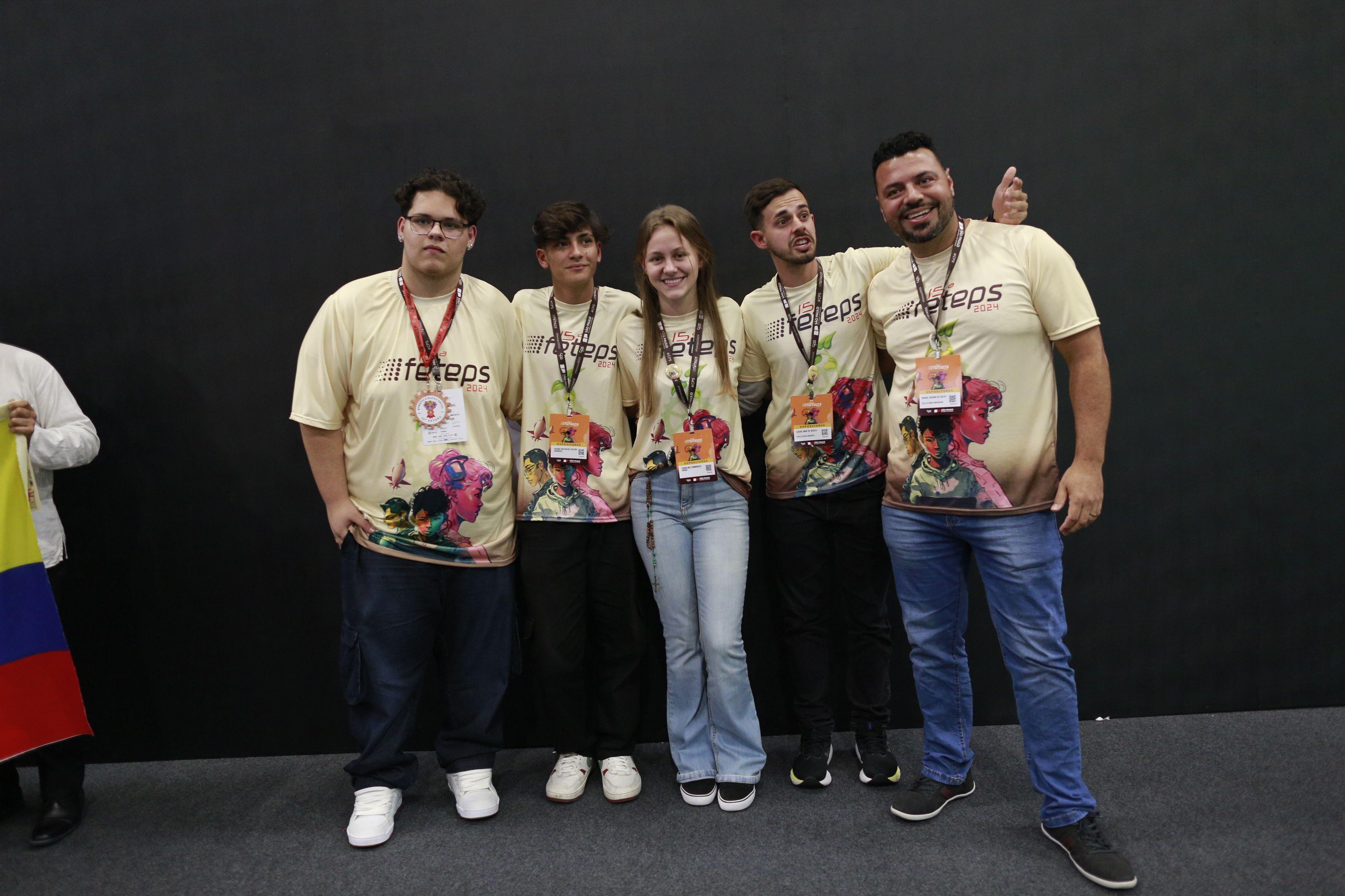 Equipe que conquistou o segundo lugar do PPMSL na Feteps.