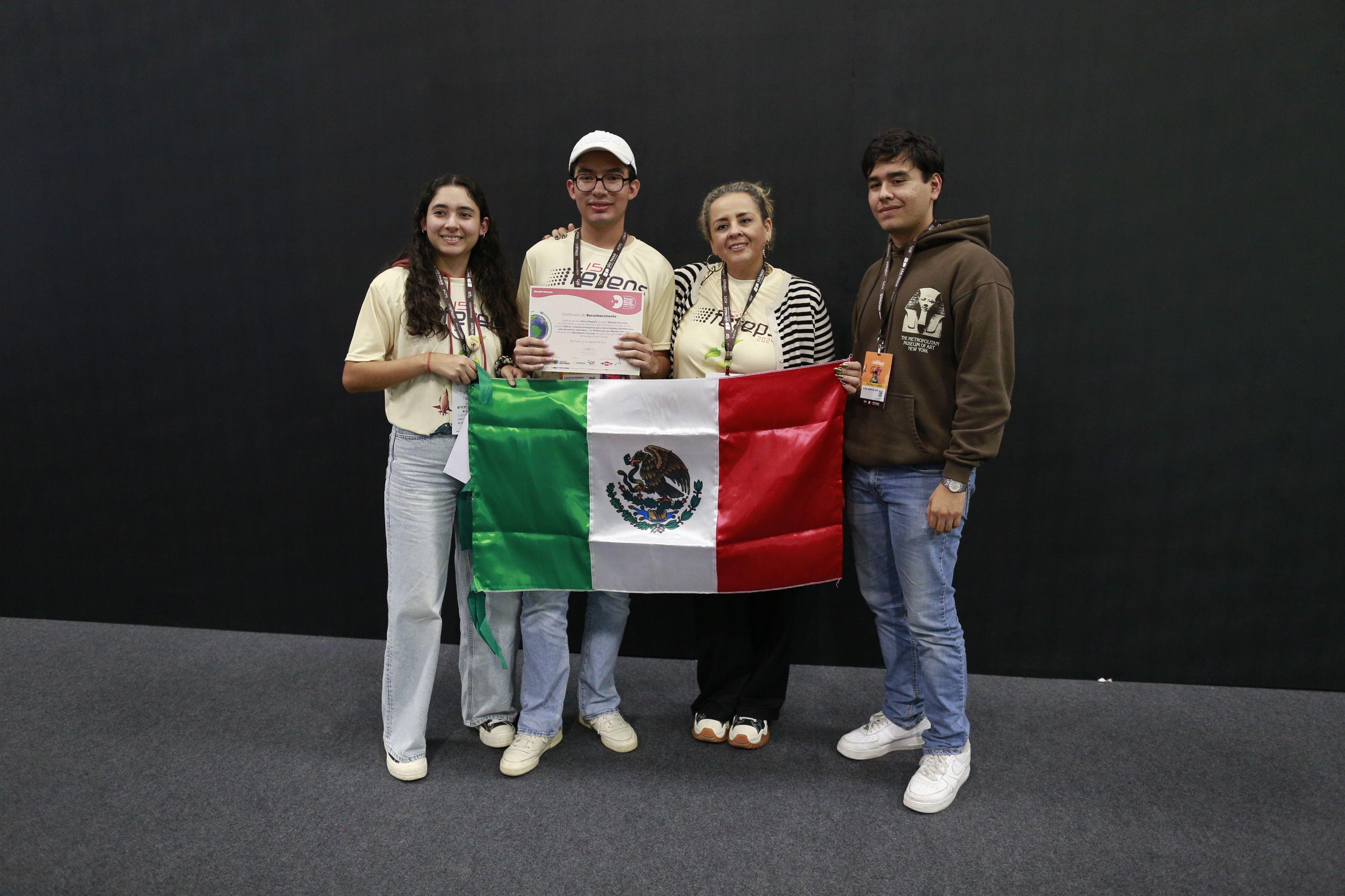 Estudantes com a bandeira do México.