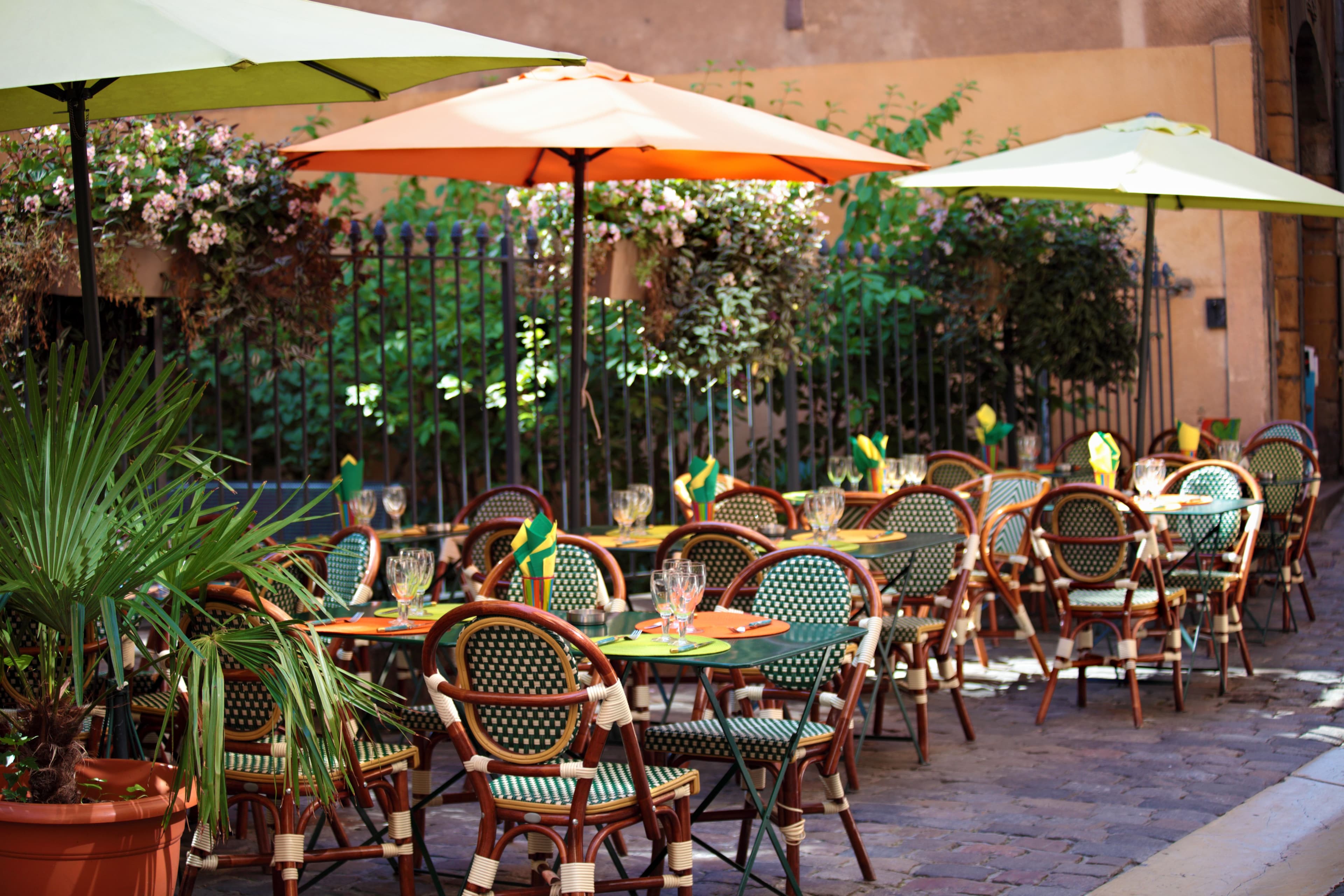 https://storage.googleapis.com/movimento_circular/strapi-v4/tipico_frances_restaurante_cena_mesas_cadeiras_d688146304/tipico_frances_restaurante_cena_mesas_cadeiras_d688146304.jpg
