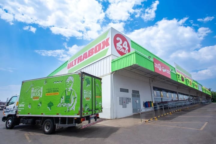 Fachada de uma loja Ultrabox com o caminhão do programa Lixo Zero estacionado na frente.