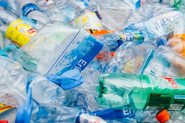 Garrafas e embalagens plásticas misturadas, prontas para a triagem.