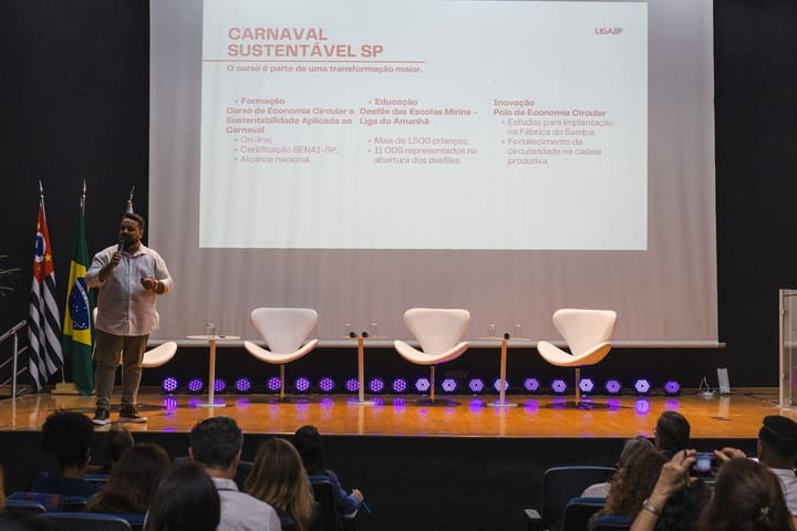 Apresentação do Liga-SP no palco do II Fórum, com o telão Carnaval Sustentável SP.