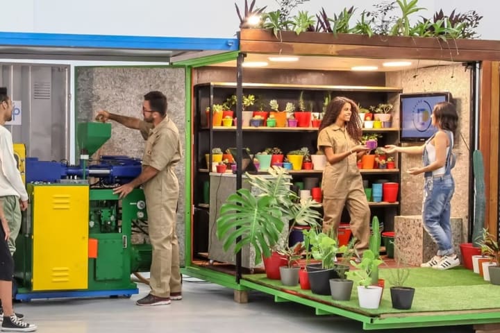 Contêiner da Estação Circular com as máquinas de reciclagem e visitantes.