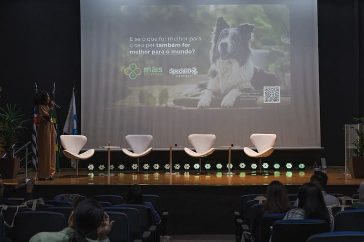 Apresentação da Special Dog no palco do II Fórum, com o telão do case.